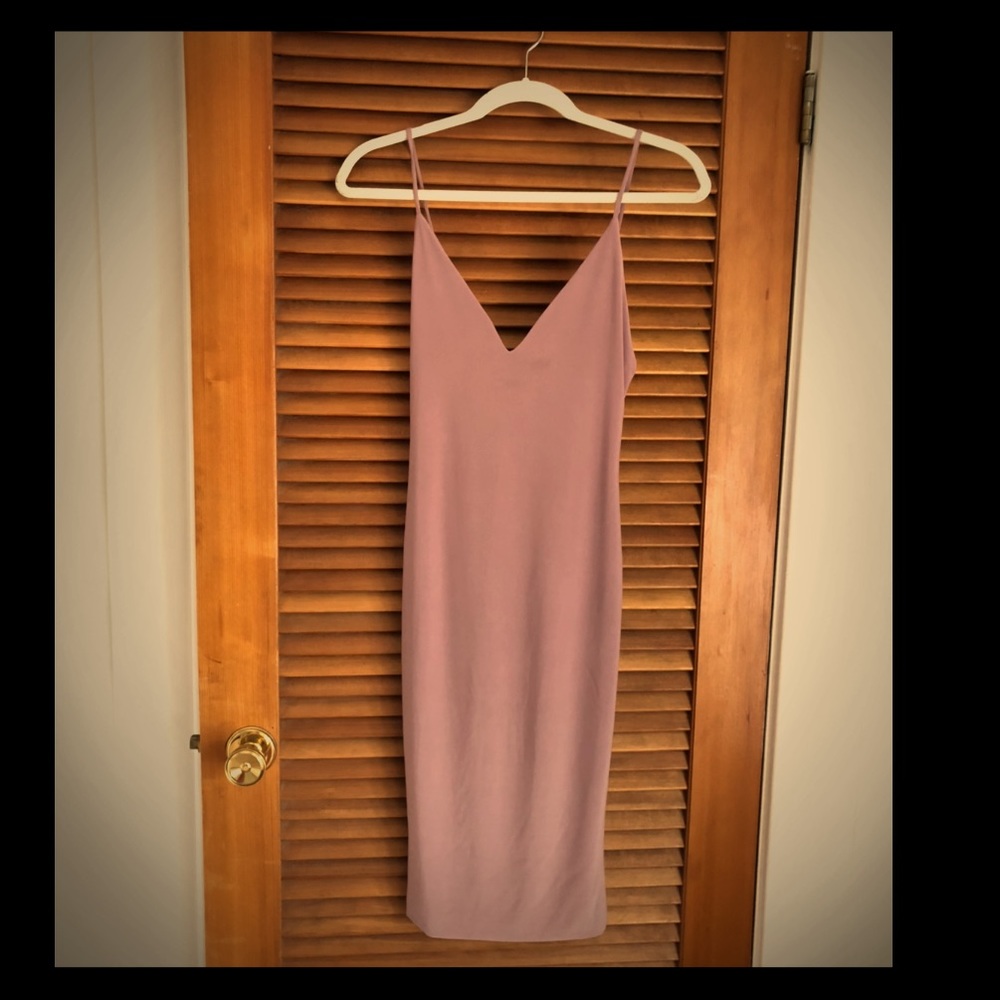 Beautiful unworn form fitting mauve dress
